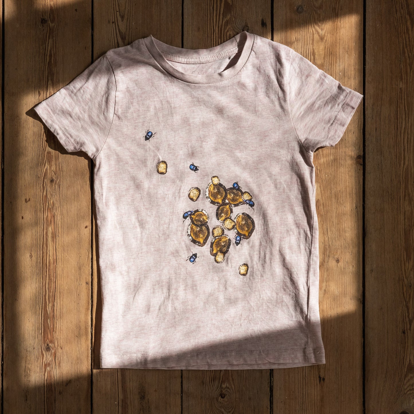 Second hand: T-shirt med skalbaggar och stockar